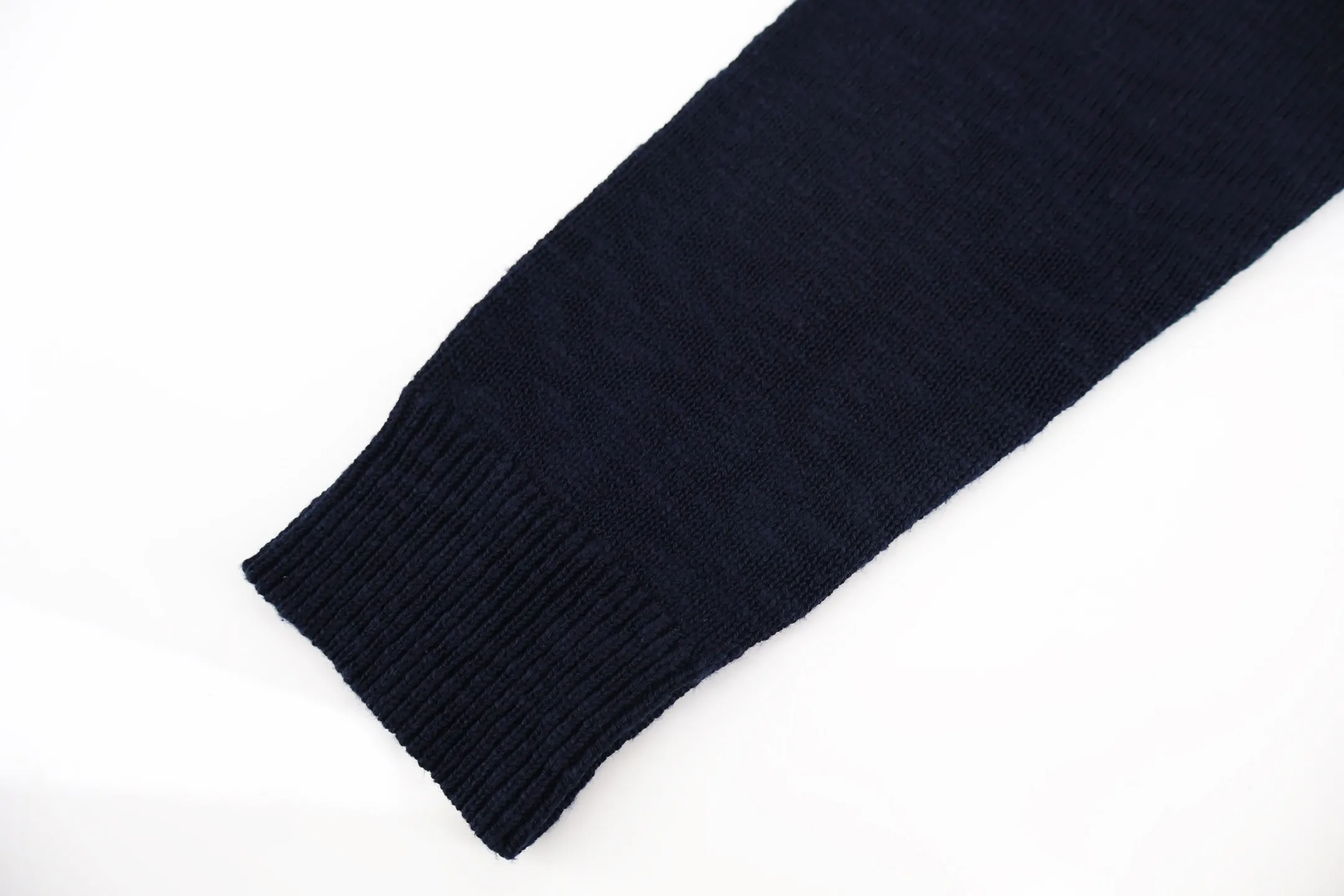 P460 Stone Island Stone Island embroidered sweater (blue). The original version was purchased and developed for 4,050 yuan. It is woven with yarn knitted from 58% wool and 42% nylon. The classic navy blue tone outlines a simple silhouette, and the raglan sleeve design takes into account both wearing comfort and the beauty of the shoulder line. The white embroidered brand logo and starburst pattern on the chest form a visual highlight, and the delicate stitching shows the craftsmanship. The selected knitted fabric is soft and skin-friendly, and the ribbed collar, cuffs and hem enhance the stiffness of the silhouette. Whether worn alone or layered, you can easily create a daily look that combines functionality and style. Size:S-M-L